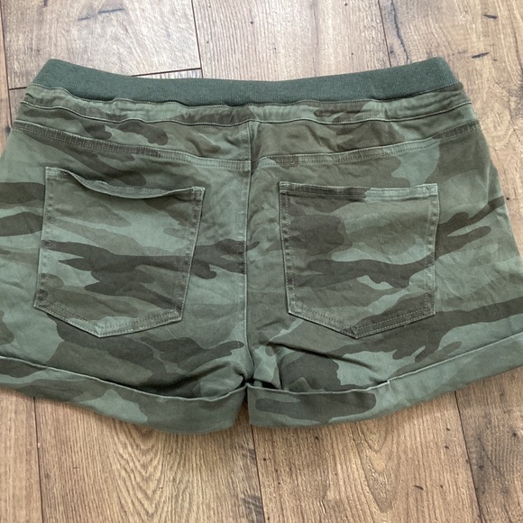 Splendid Green Camo Stretch Shorts - Picture 5 of 7